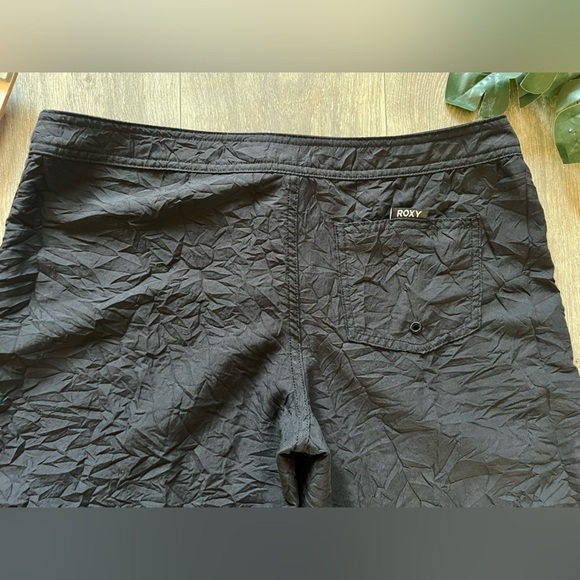 Roxy crinkle fabric board shorts in black. Size 9 - Picture 6 of 9